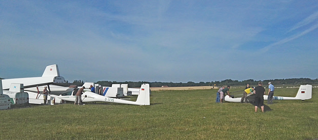 Mitglieder des LSV und der LSG beim Aufrüsten und Aufrüstcheck der Segellfugzeuge (links: DG505 D-1775 Ausbildungsdoppelsitzer LSG, rechts G102 des LSV D-8695
