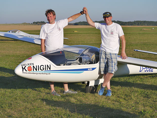 v.l. Stefan Koprek (Fluglehrer & Kunstflugtrainer), Nelkenkönigin (SZD-59 Acro), Mirko Mattke