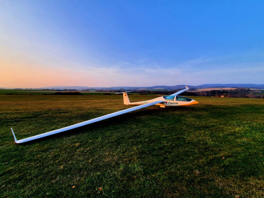 Segelflugzeug im Abendlicht über dem Lipperland