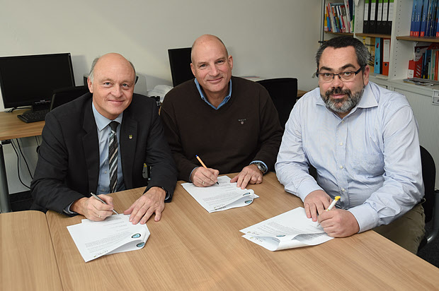 Klaus Geise (Bürgermeister der Stadt Blomberg), Karsten Fahrenkamp (Schulleiter HVG) und Walter Albert (1. Vorsitzende der Luftsportgemeinschaft)