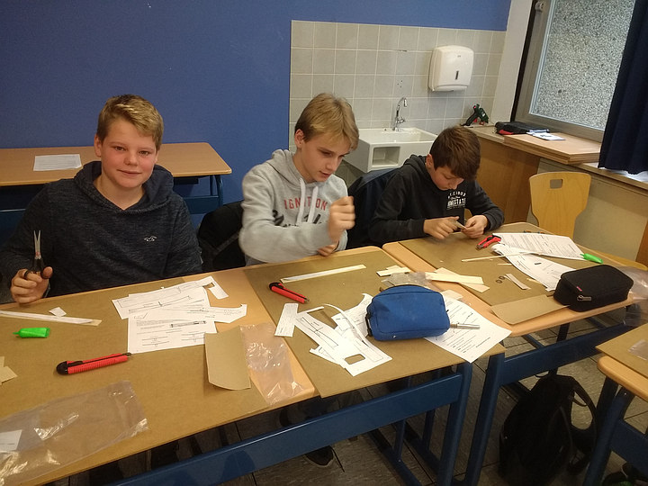 Schüler der Johannes-Gigas-Schule bauen einen Wurfgleiter
